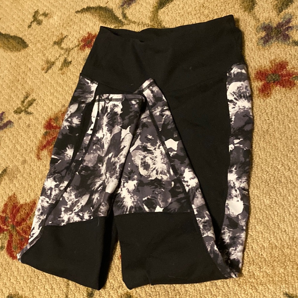 Gap Fit Dark floral leggings (small)